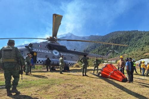 Helicóptero de Sedena y Guardia Nacional participa en liquidar incendio forestal en Villa Guerrero